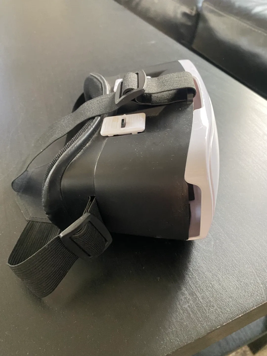 VR-Smartphone Headset- Black & White image indicator(2)
