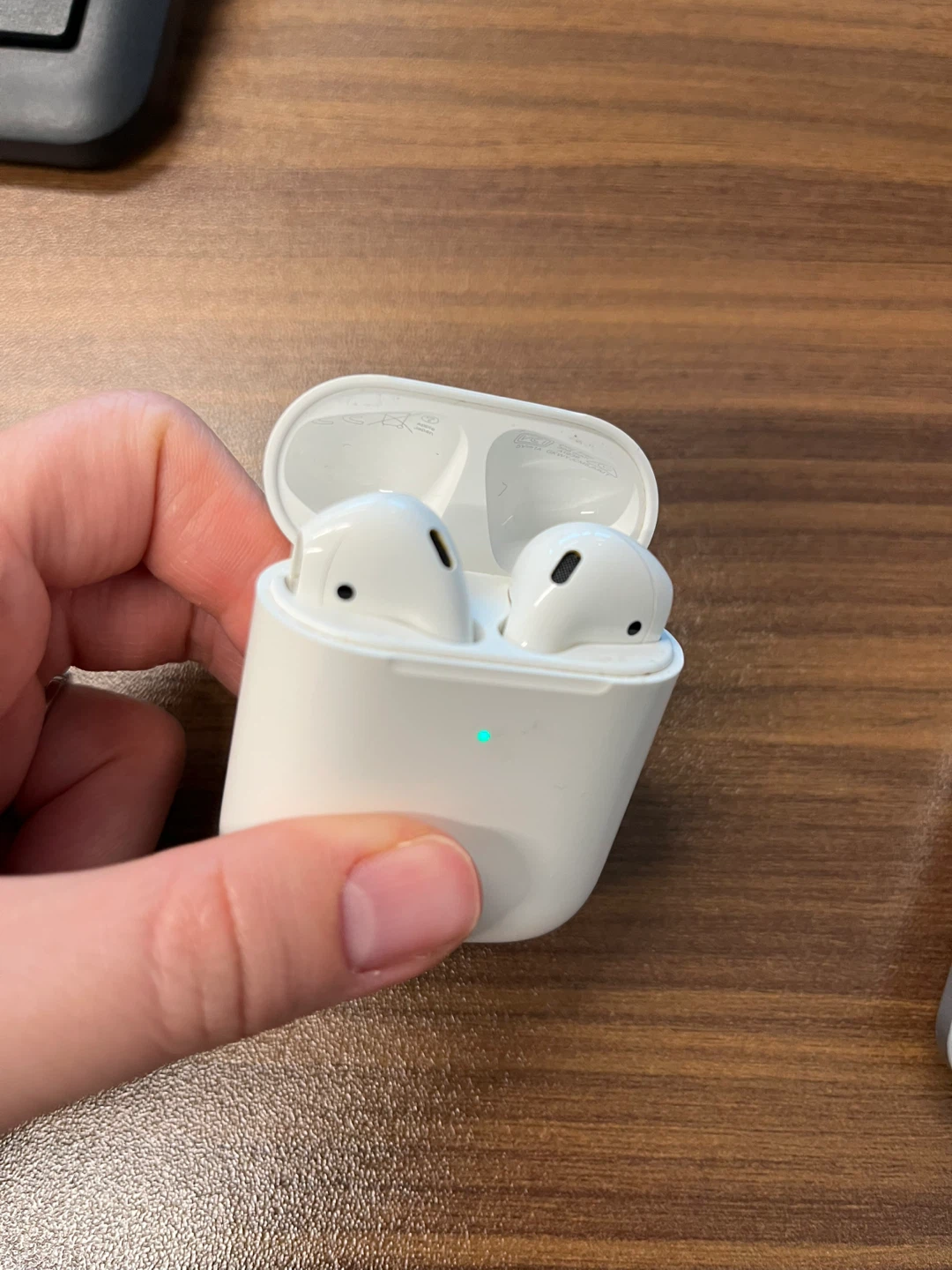 Apple AirPods 2nd Generation - photo 3