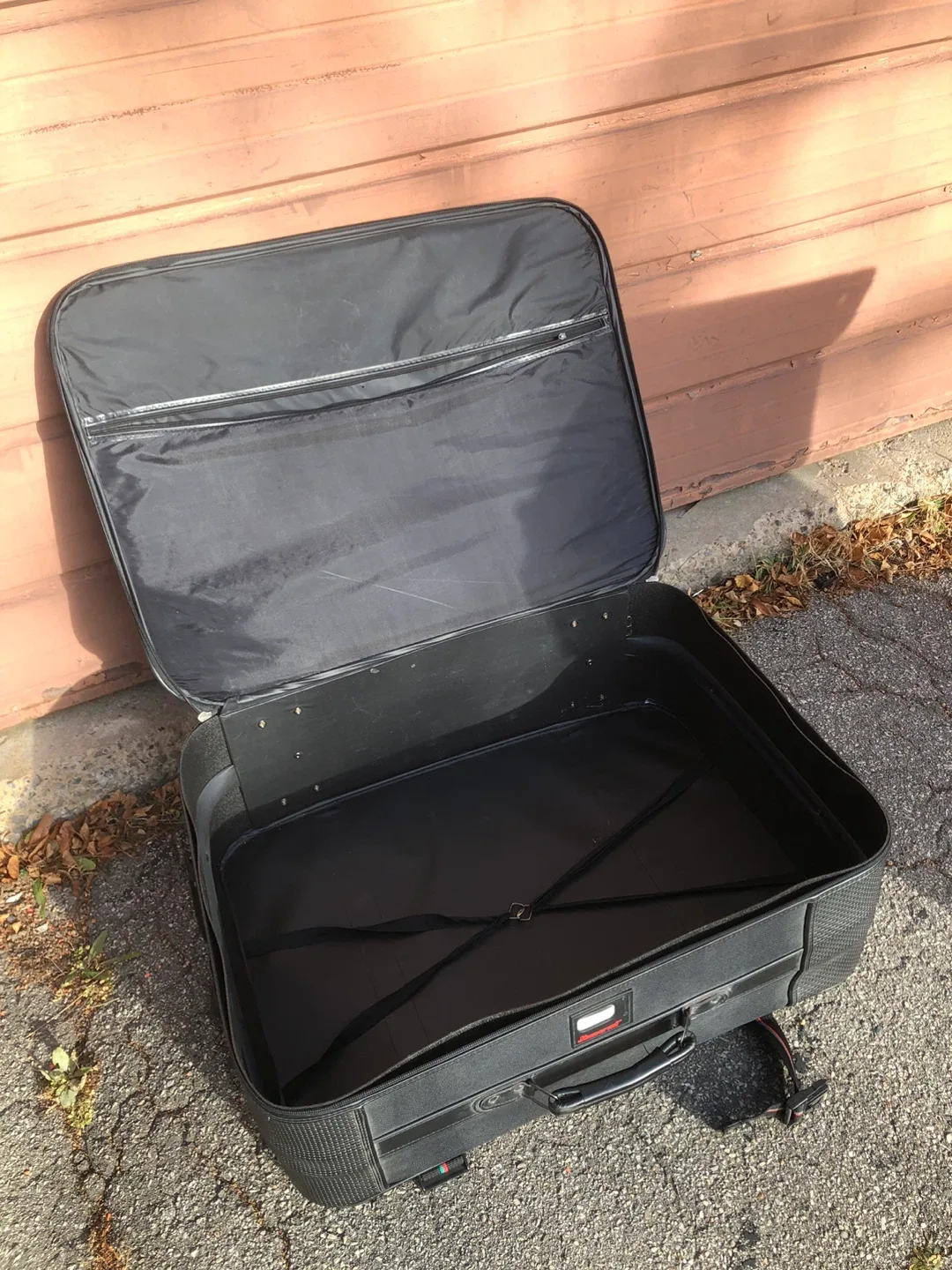 10x20x28 inch Black rolling suitcase image indicator(2)