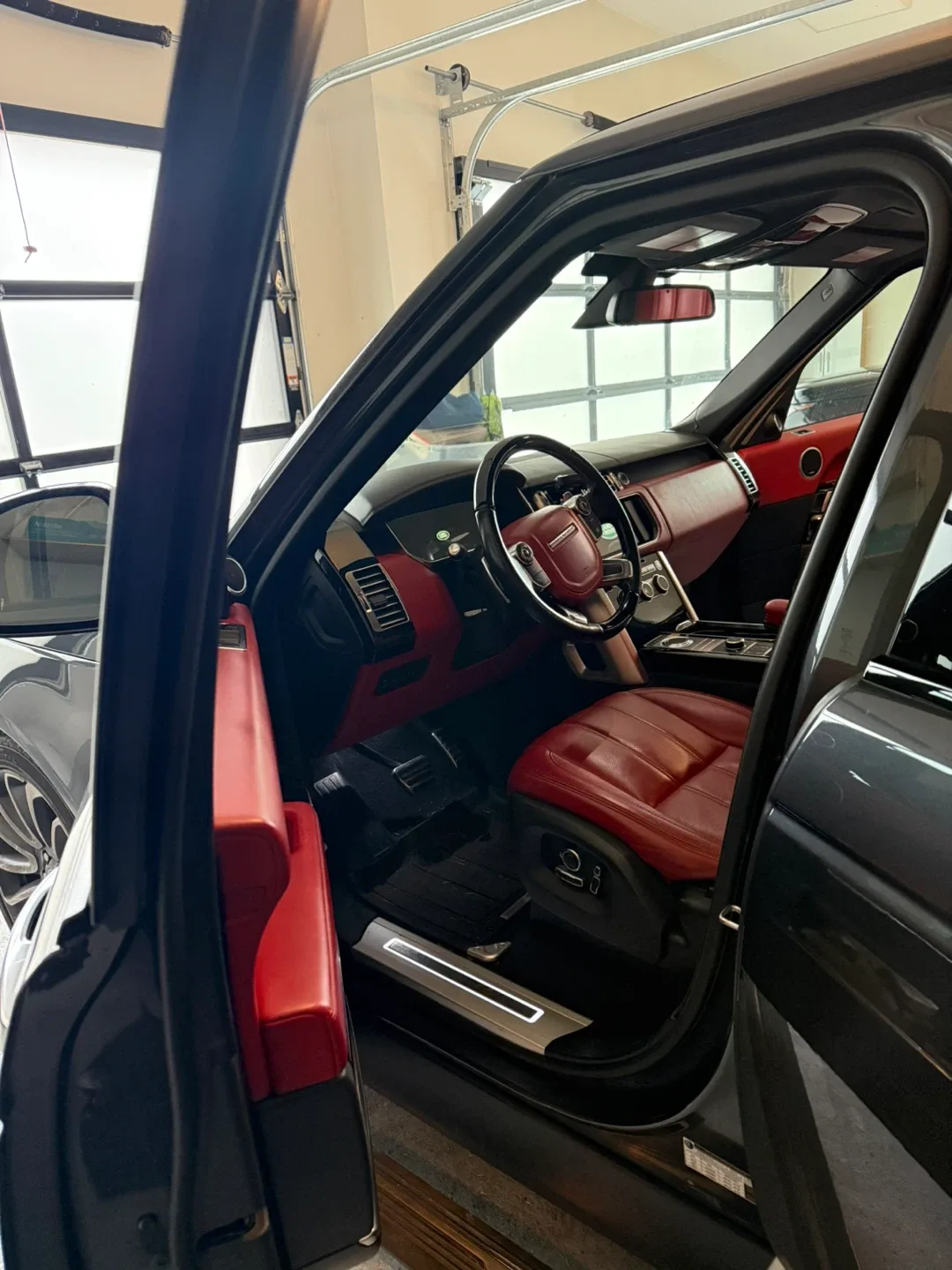 Land Rover Rear Seat Entertainment System image indicator(2)