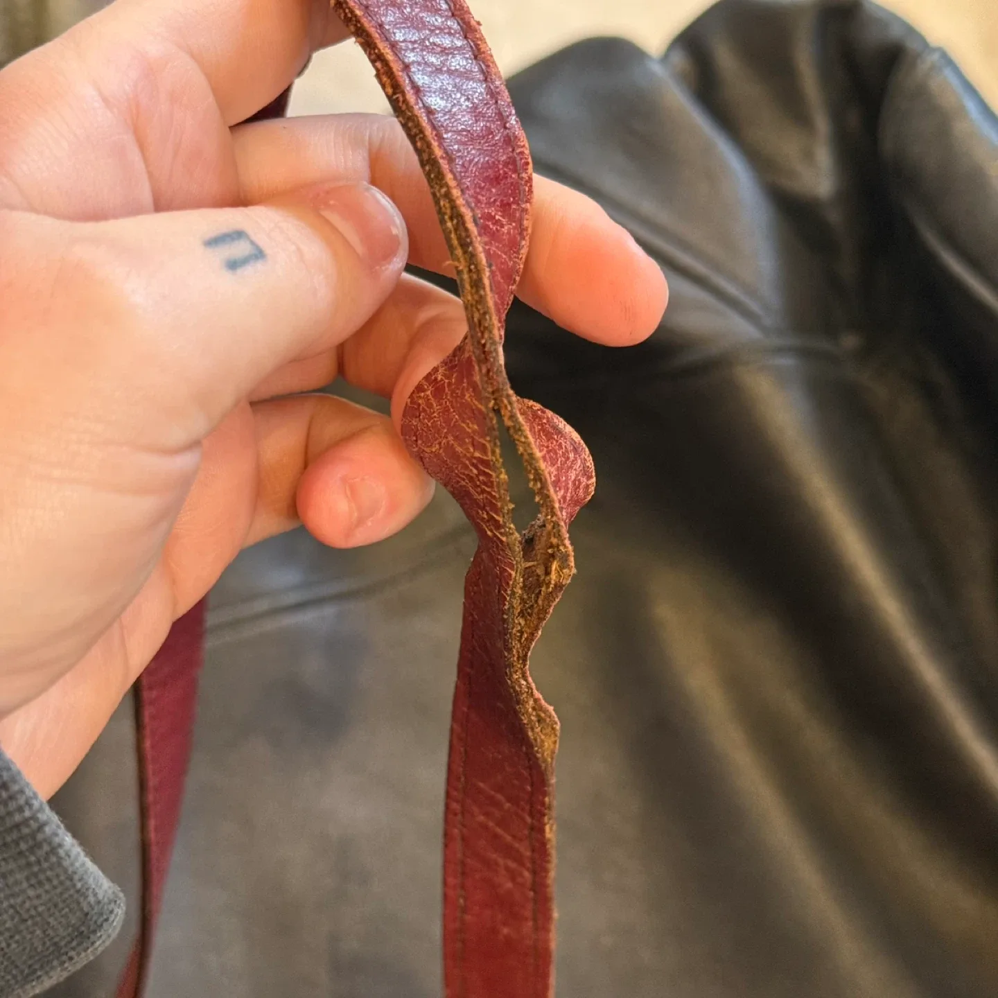 Antique Red Leather Shoulder Bag image indicator(5)