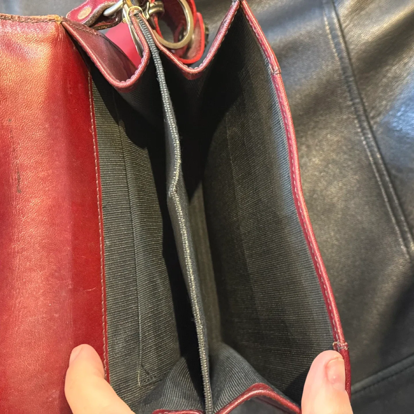 Antique Red Leather Shoulder Bag image indicator(3)