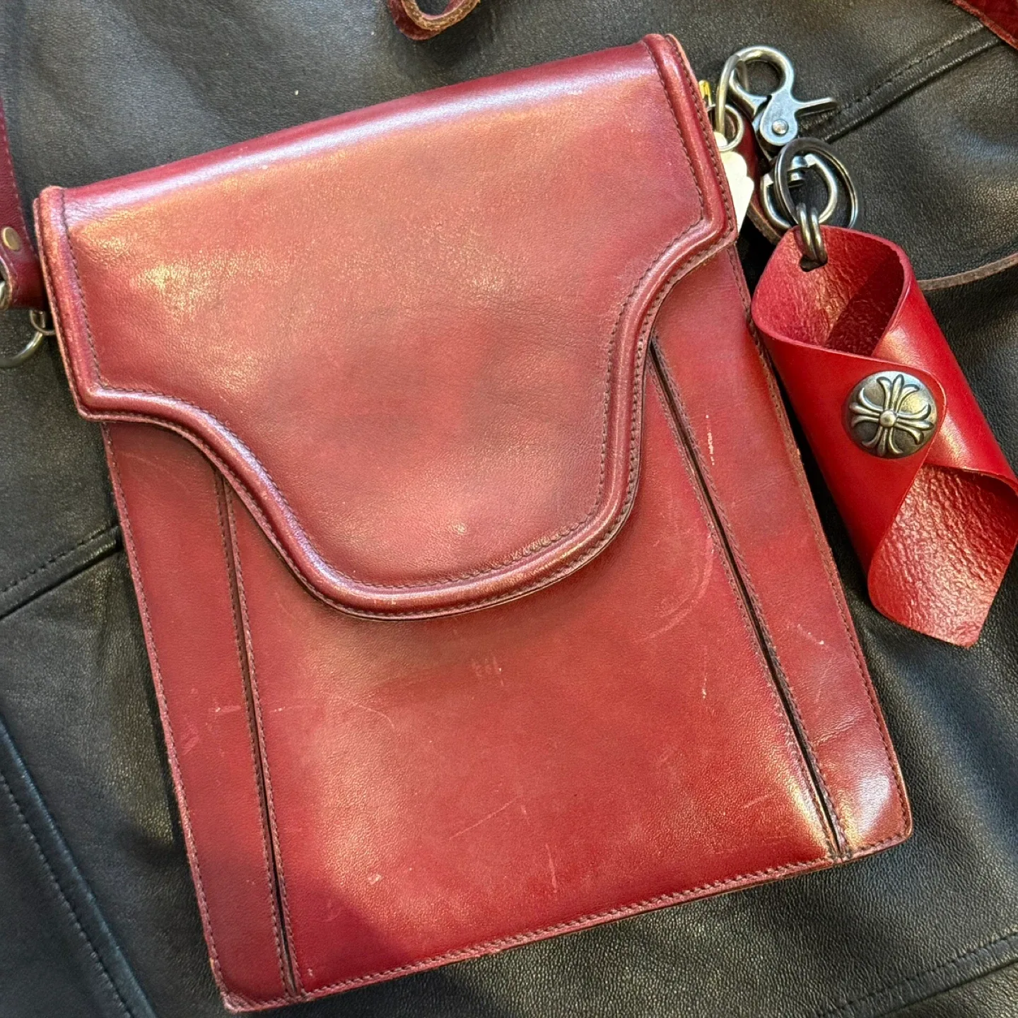 Antique Red Leather Shoulder Bag image indicator(2)