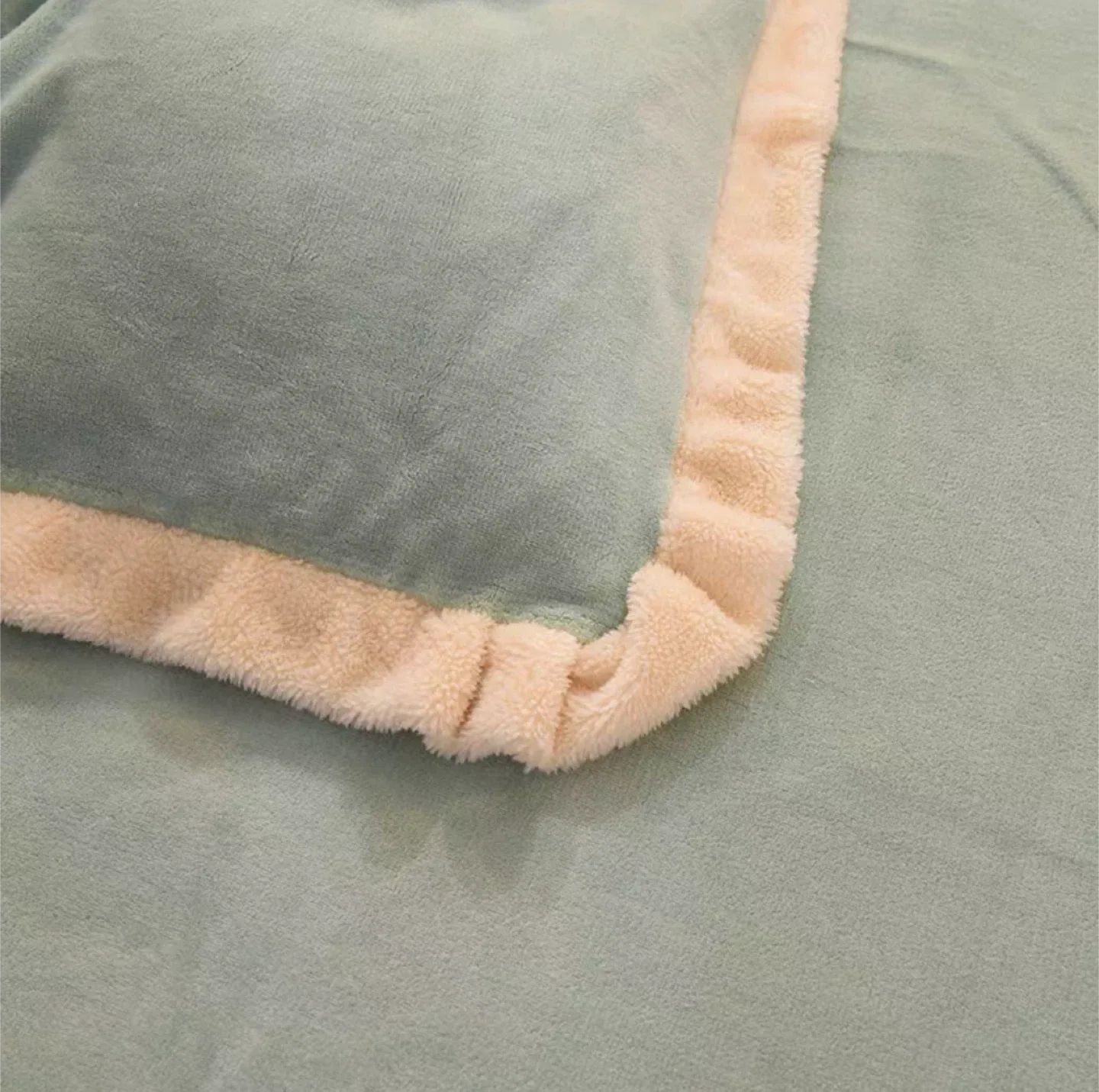 Velvet & Fluffy 4pcs king size Bedding  Set - New! image indicator(2)