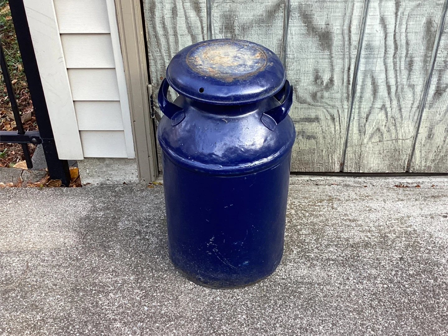 Antique REIDS DAIRY Milk Can Belleville Ontario Painted Blue !