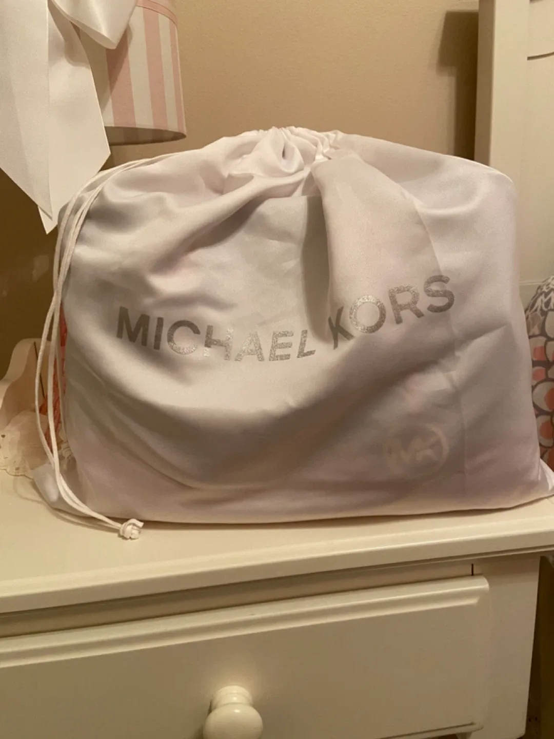 Michael Kors Savannah Satchel. Beautiful! Excellent Condition! image indicator(10)