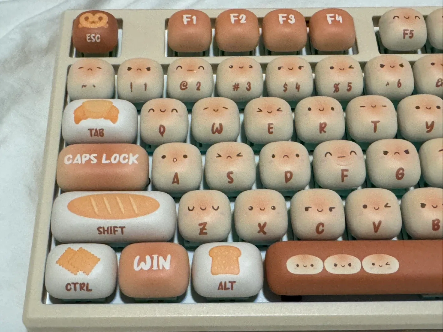 Akko x MonsGeek Bun Wonderland MG108B Keyboard image indicator(3)