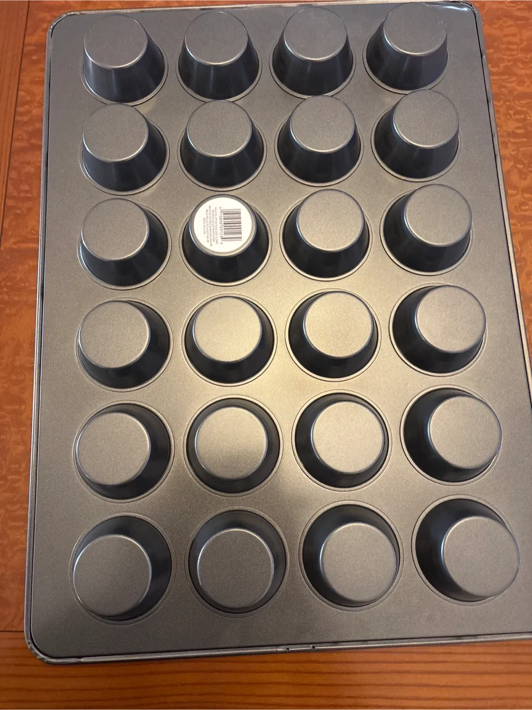 Wilton Perfect Results 24-Cup Muffin Pan image indicator(4)