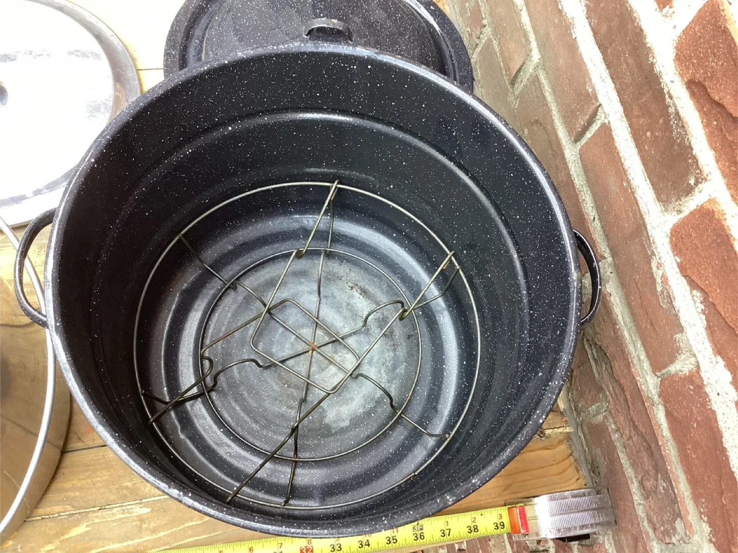 WearEver Stock Pot with Lid image indicator(8)