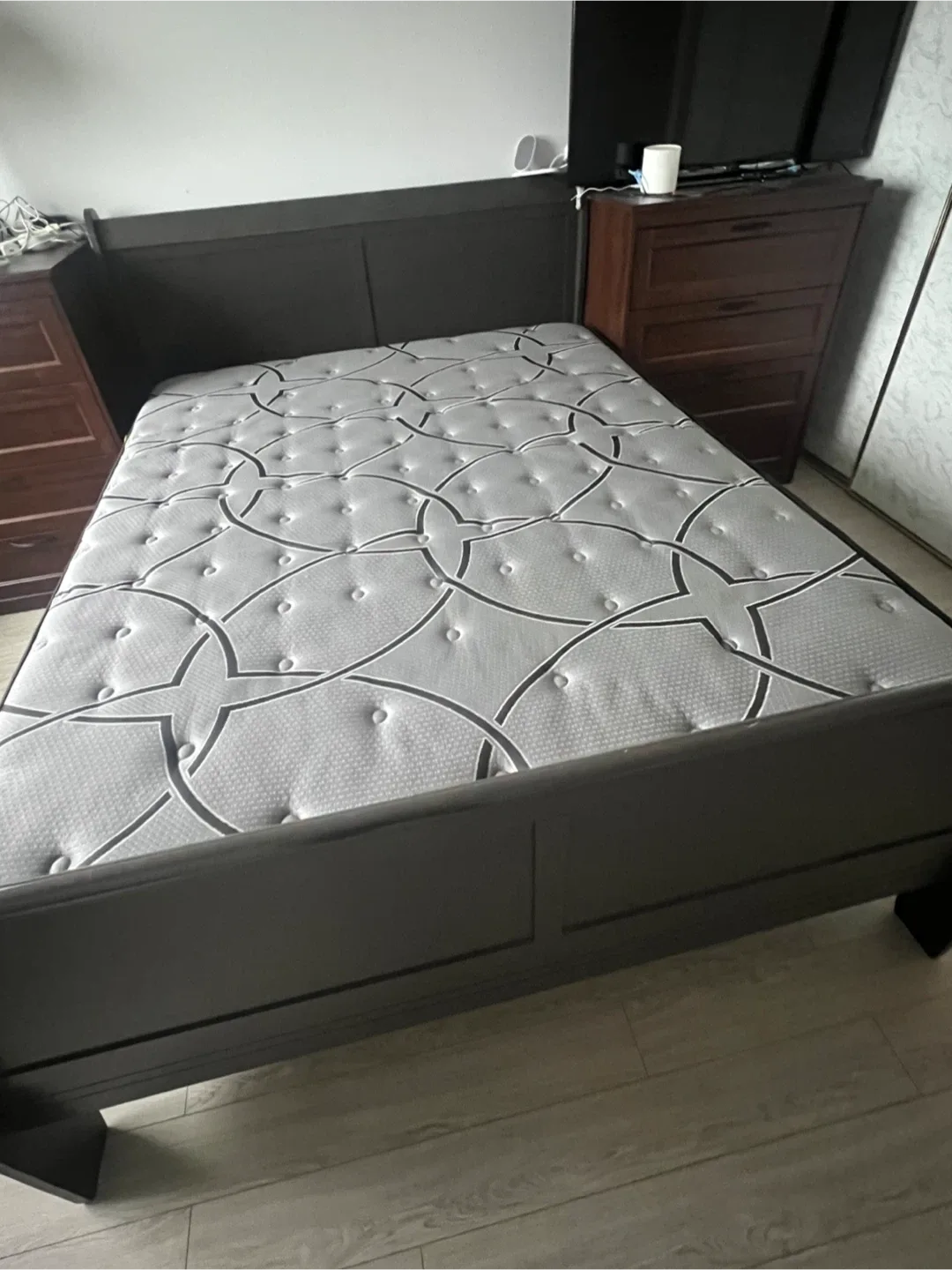 Wooden Queen Bed Frame+Mattres