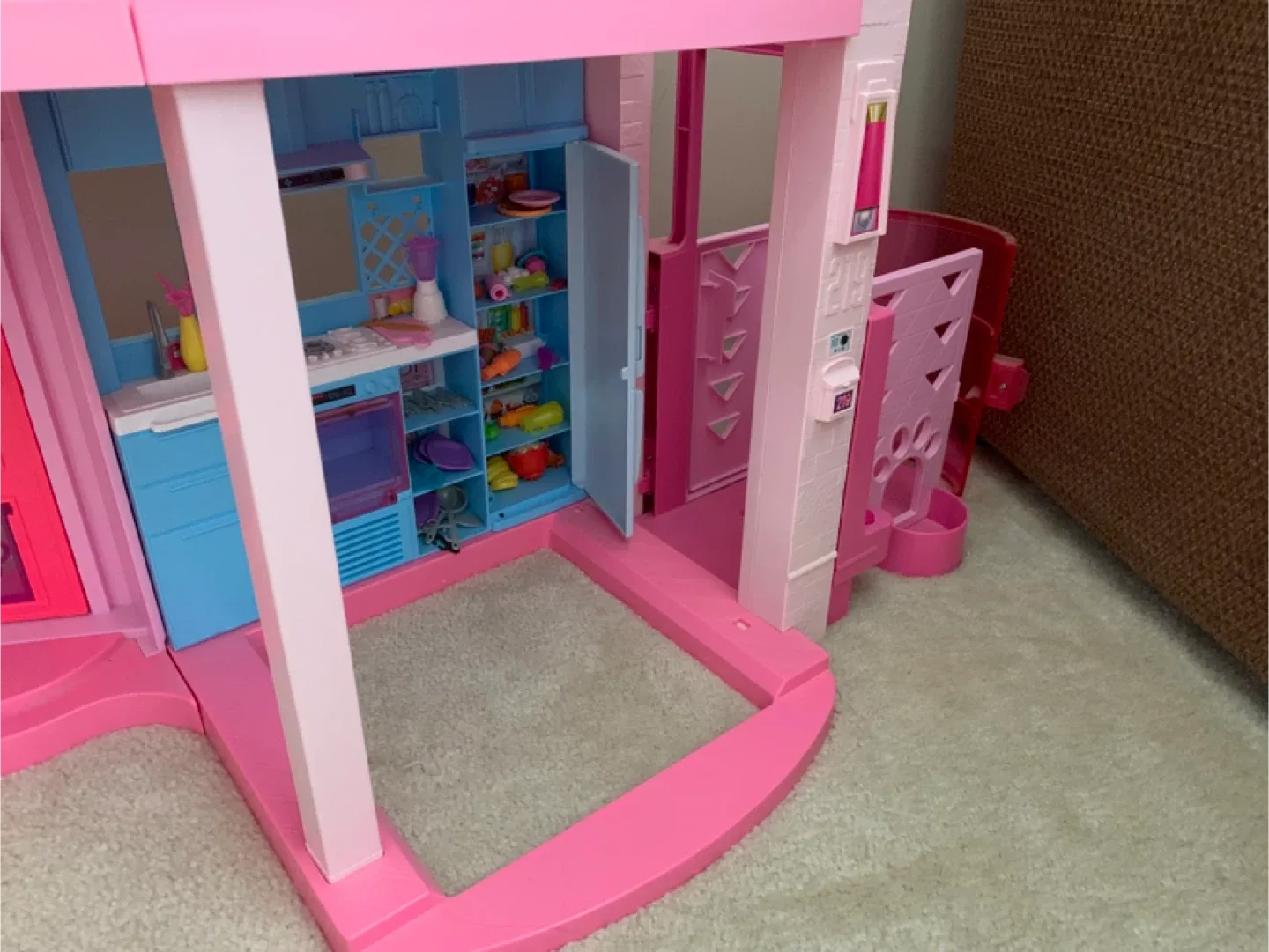 Barbie Dreamhouse Playset with Slide & Pool image indicator(6)