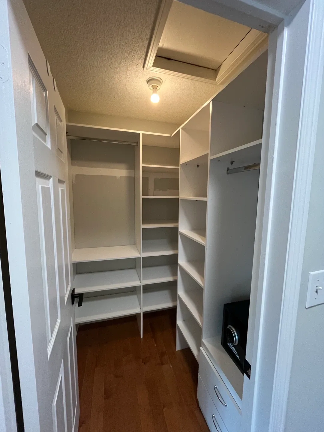 Custom Closet Shelving System image indicator(3)