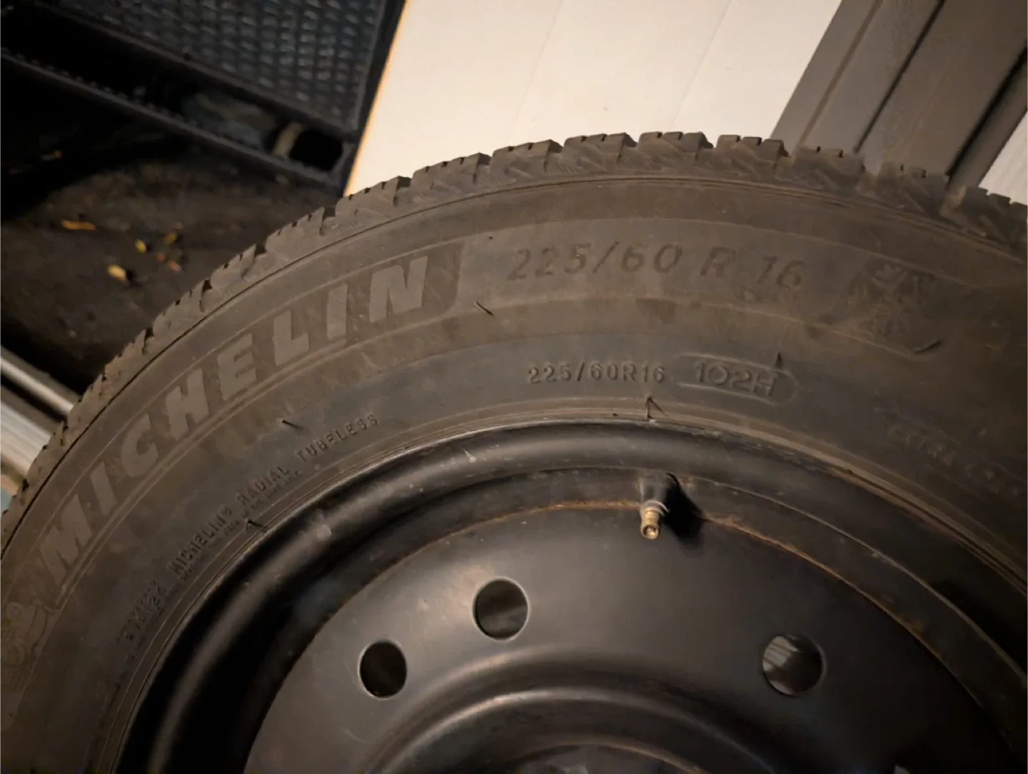 Michelin 225/60R16 winter tires with rims image indicator(3)