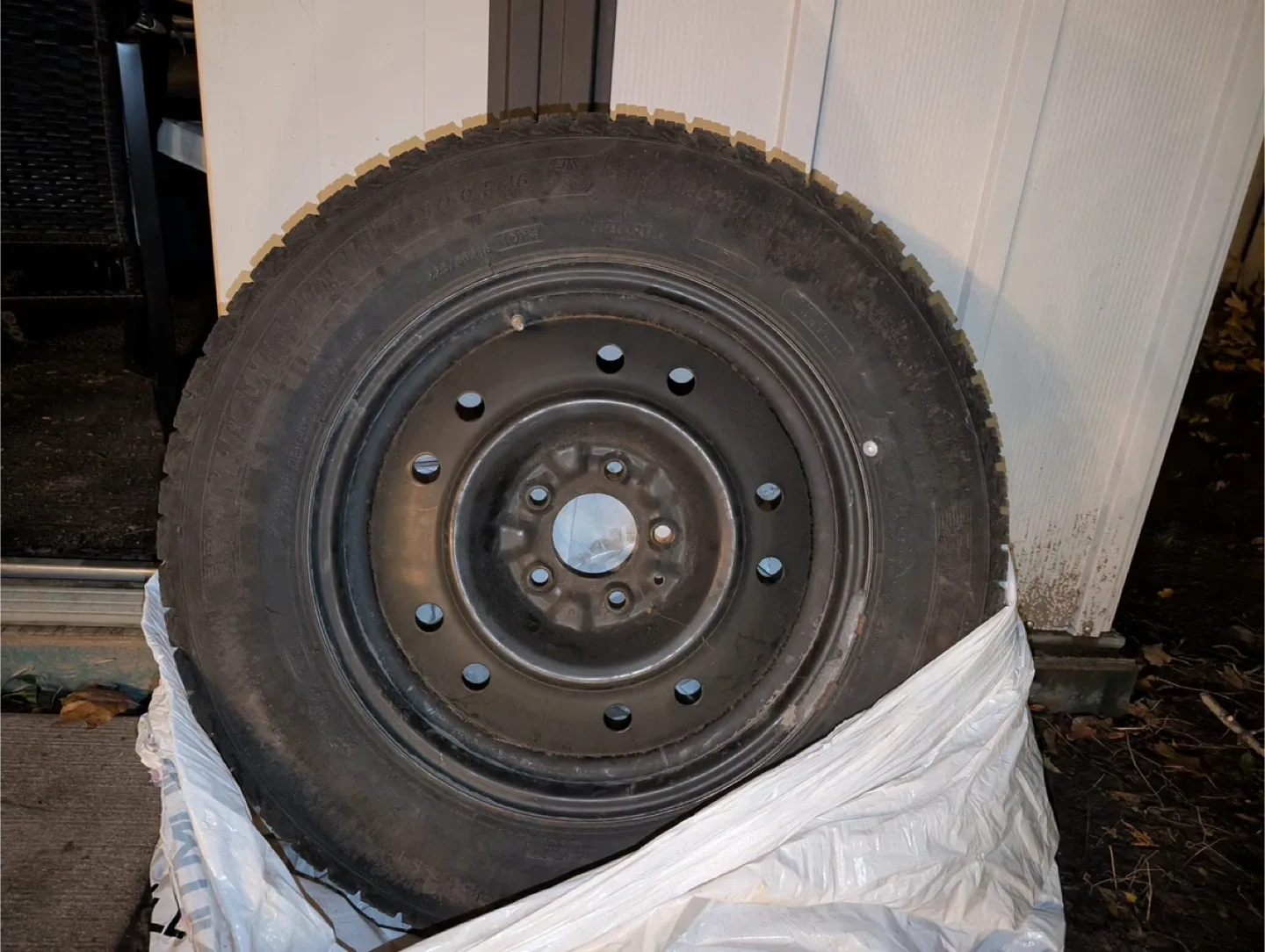 Michelin 225/60R16 winter tires with rims image indicator(2)