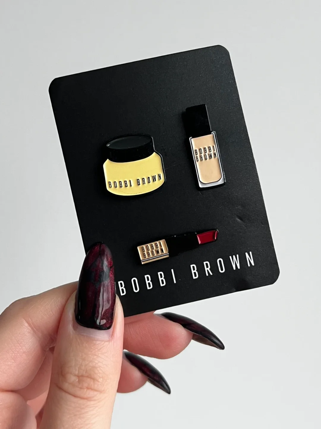 Cute Bobbi Brown Pin Set 💋💄
