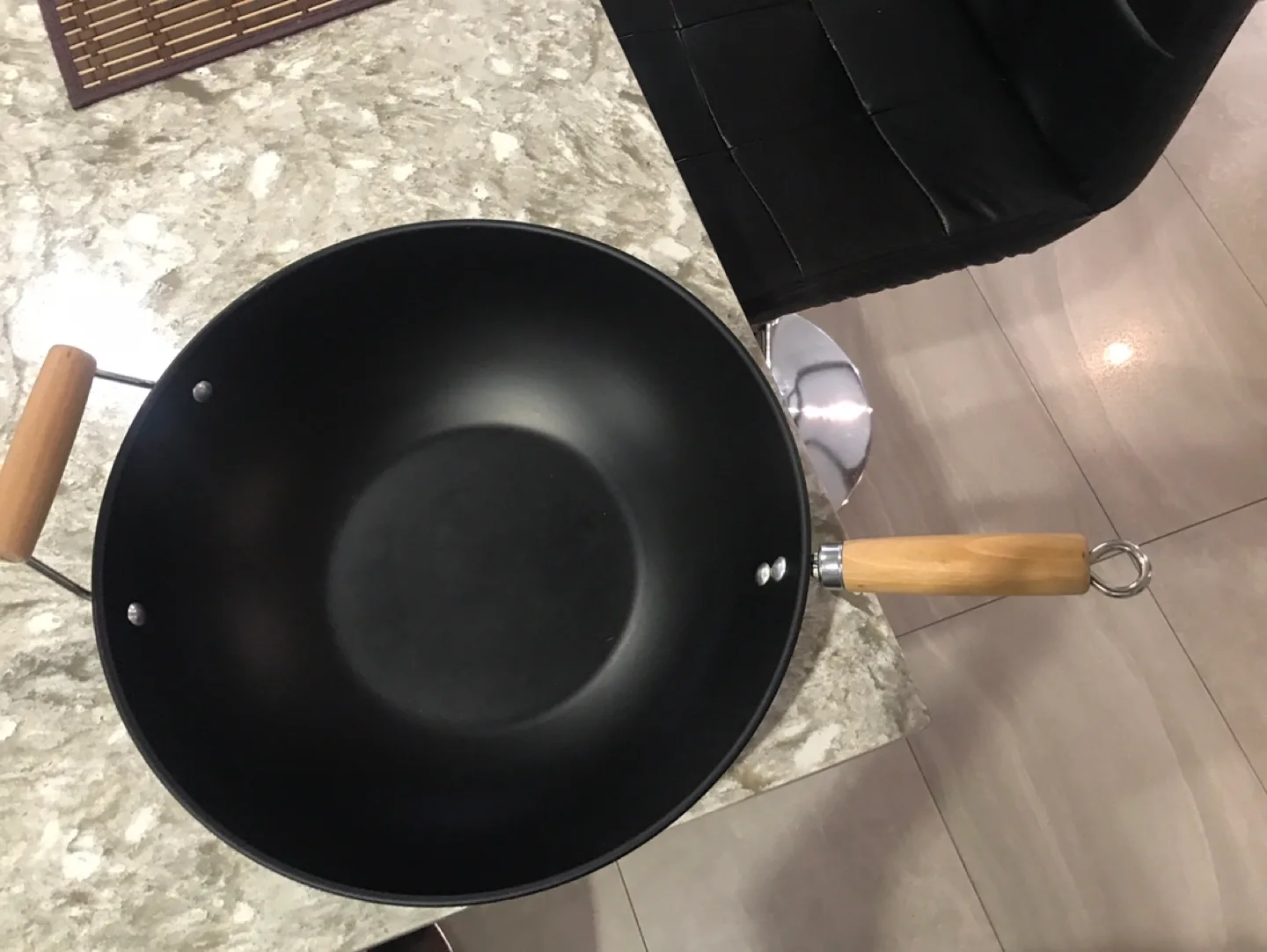 Black Wok with Wooden Handle image indicator(2)