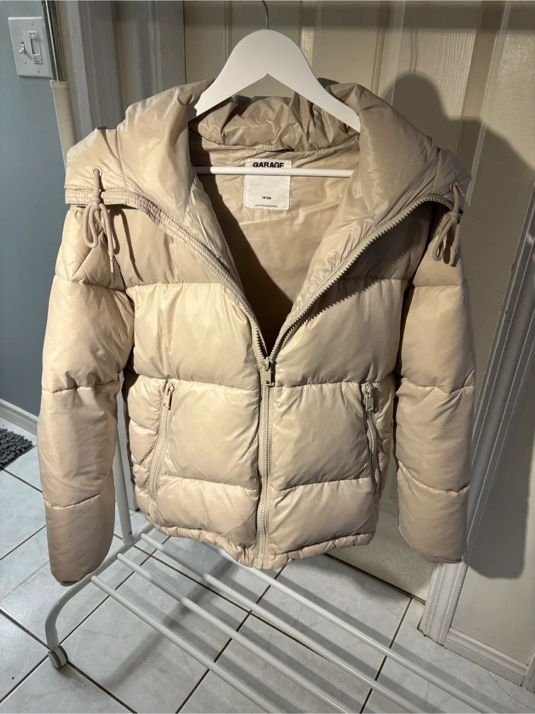 ✨ Women’s “Garage” Puffer Jacket - Cream • Size XS ✨ image indicator(2)