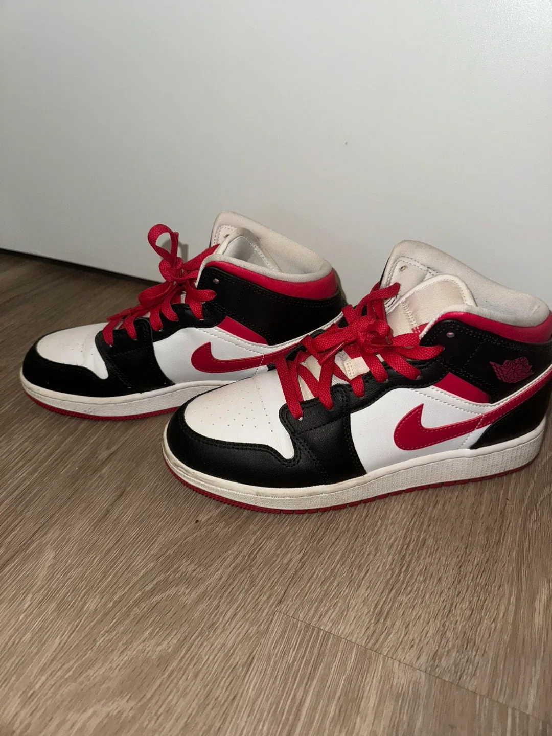 Air Jordan 1 Mid - Black/Red/White - Size 5Y image indicator(3)