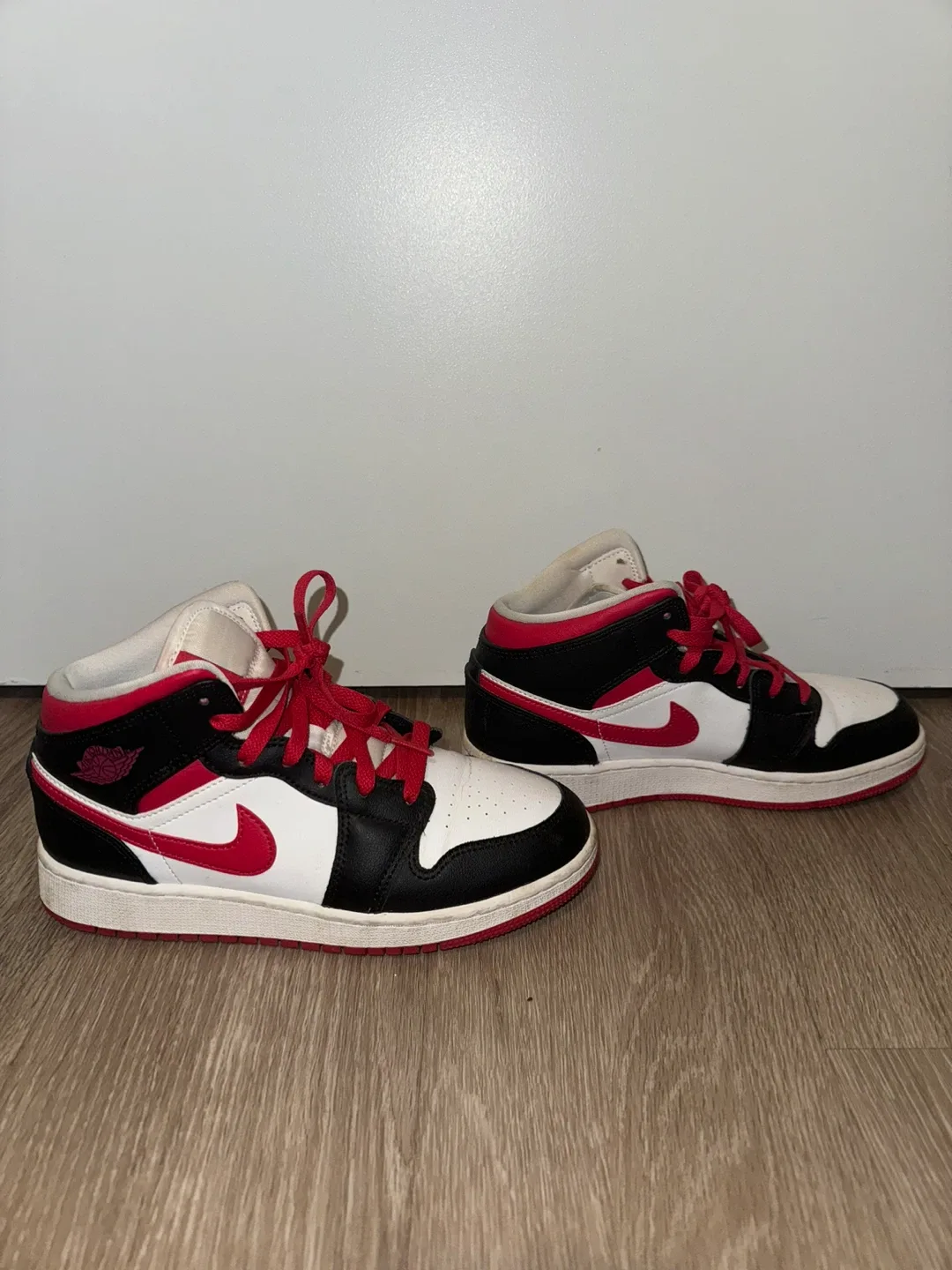 Air Jordan 1 Mid - Black/Red/White - Size 5Y image indicator(2)