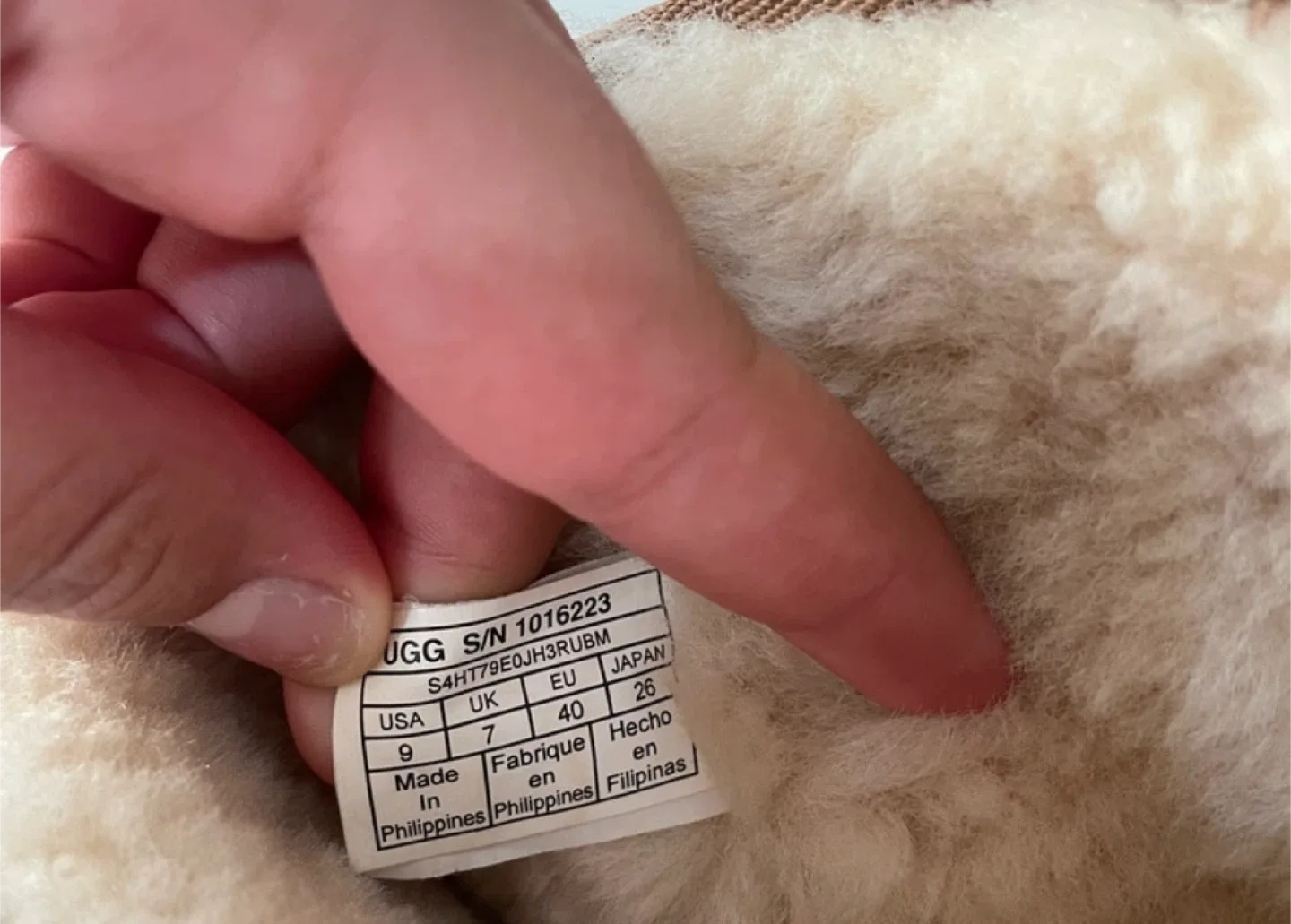 UGG Classic Short Boot - Size 7 image indicator(8)