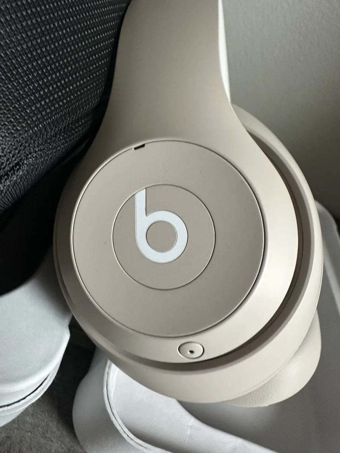 Beats Studio Pro - Sandstone image indicator(3)