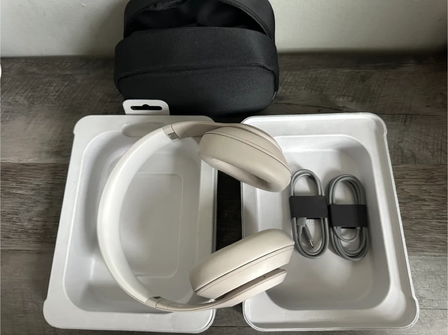 Beats Studio Pro - Sandstone image indicator(6)