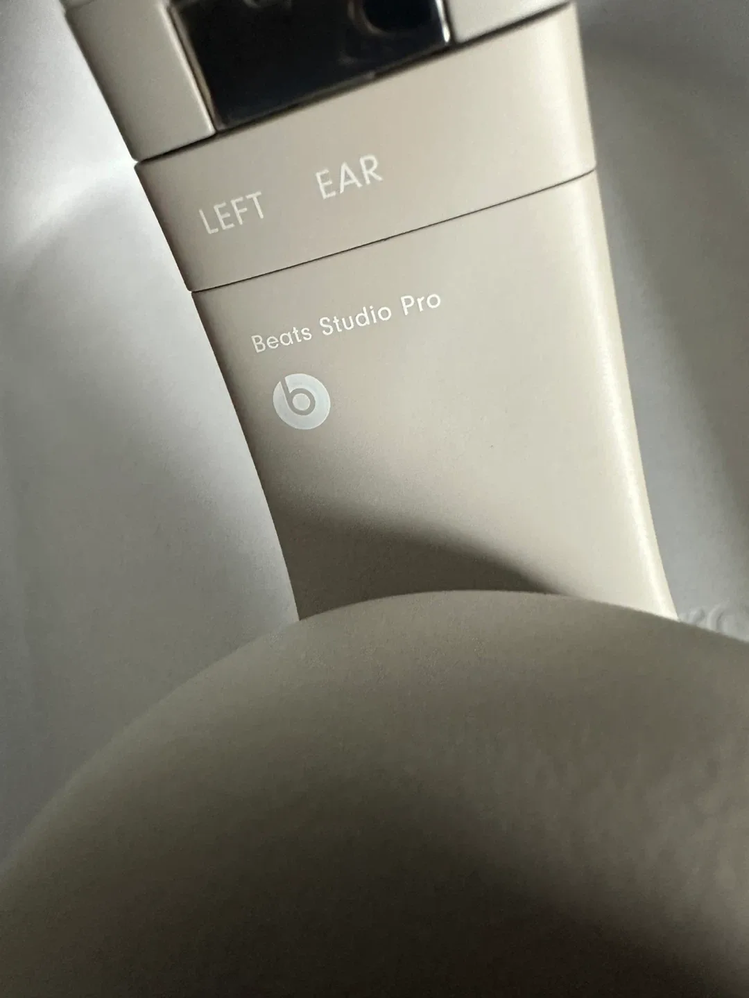 Beats Studio Pro - Sandstone image indicator(7)