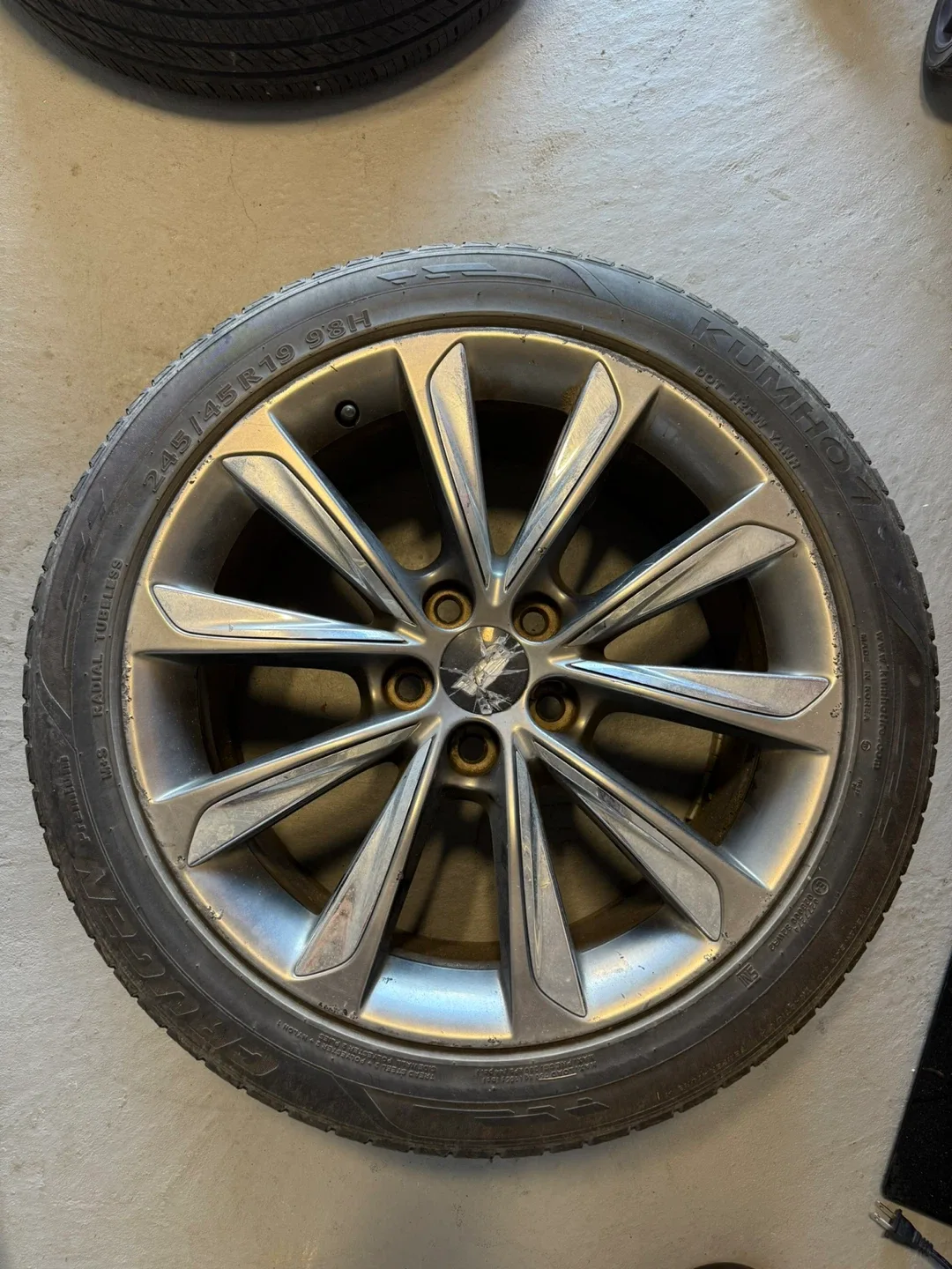 Kumho Tire on Cadillac Rim - 245/45R19 image indicator(2)