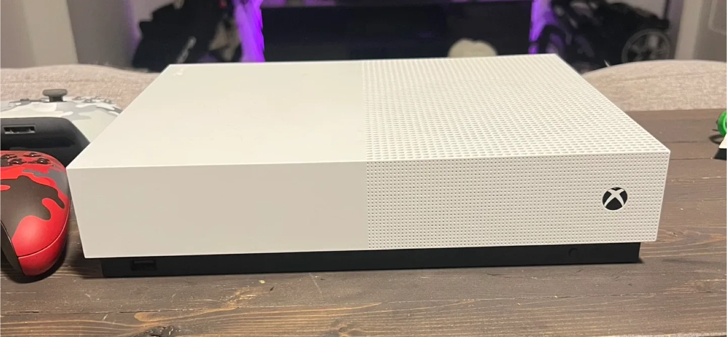 Xbox One S All-Digital 1TB + 2 Controllers + Cables image indicator(3)