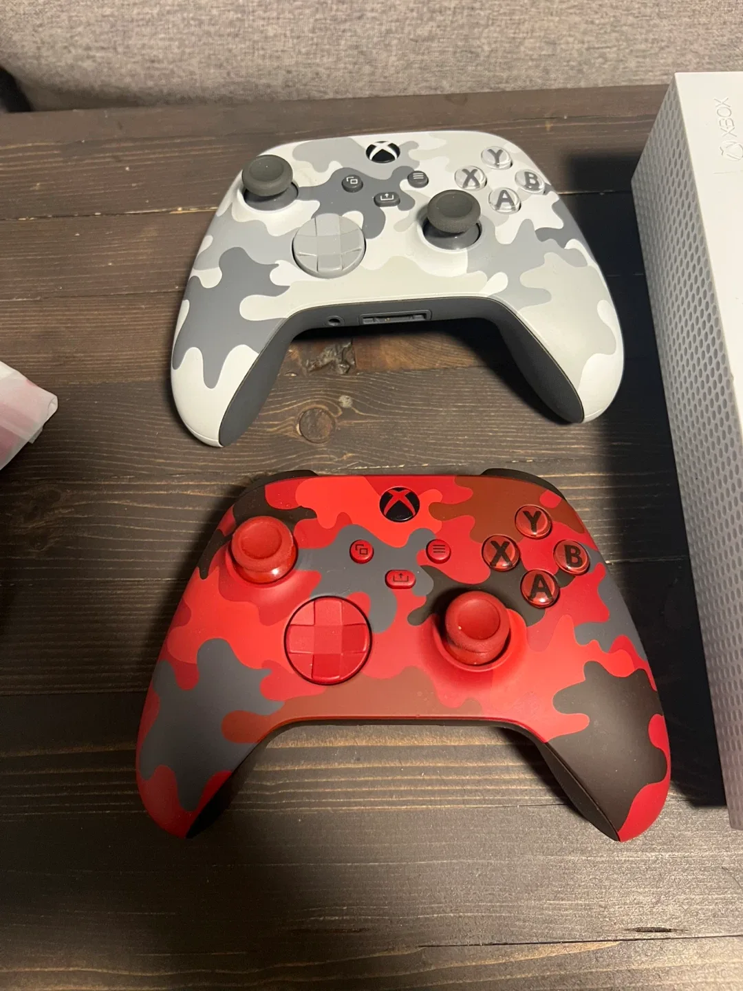 Xbox One S All-Digital 1TB + 2 Controllers + Cables image indicator(4)