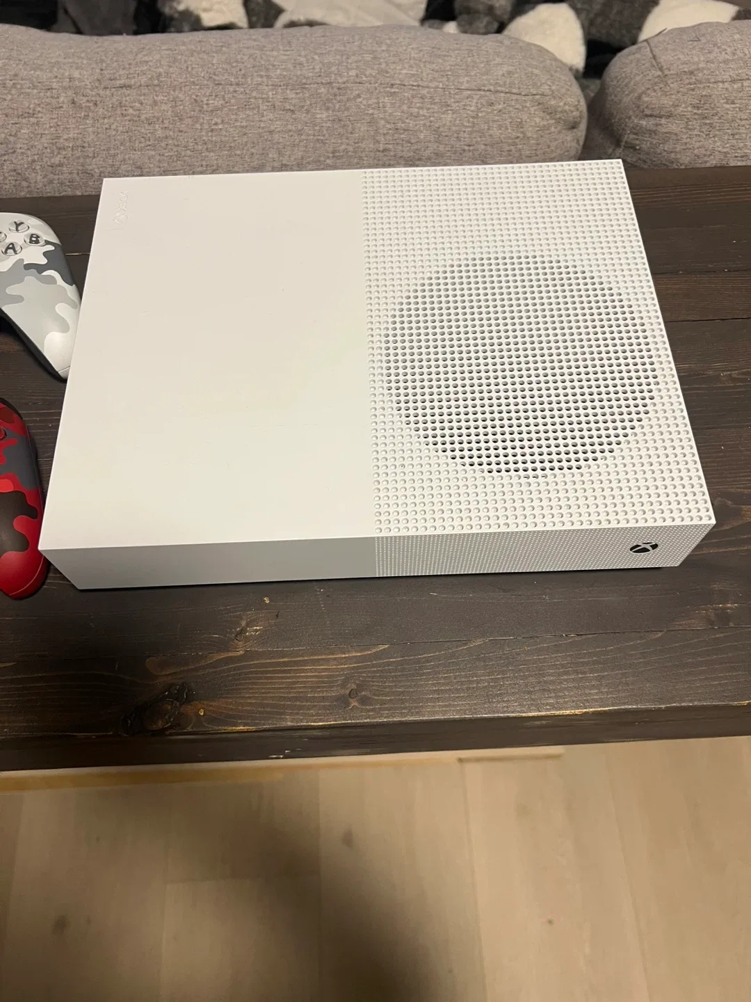 Xbox One S All-Digital 1TB + 2 Controllers + Cables image indicator(2)
