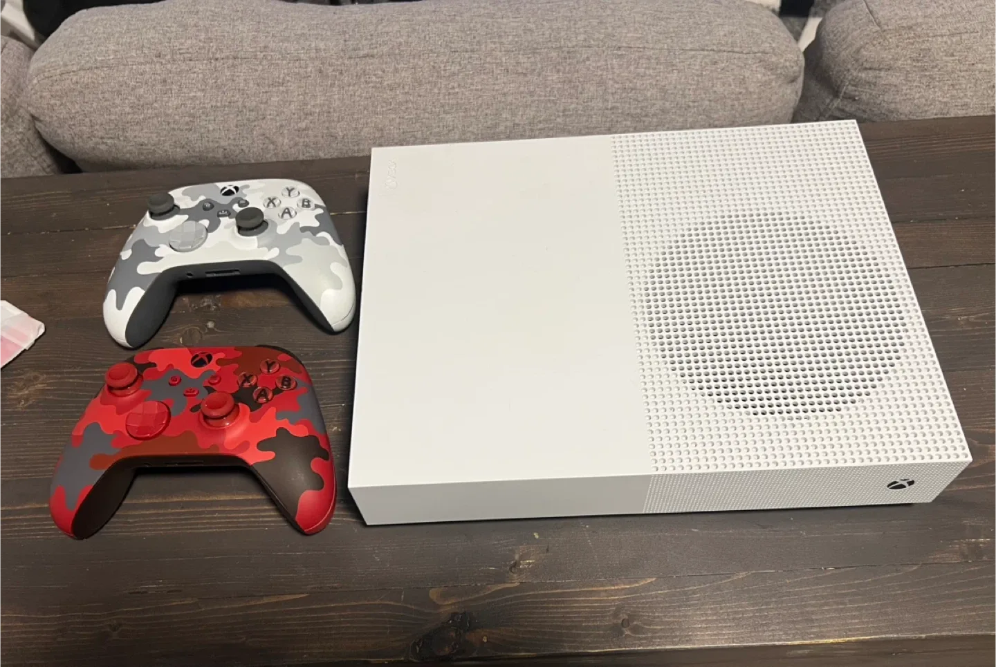 Xbox One S All-Digital 1TB + 2 Controllers + Cables