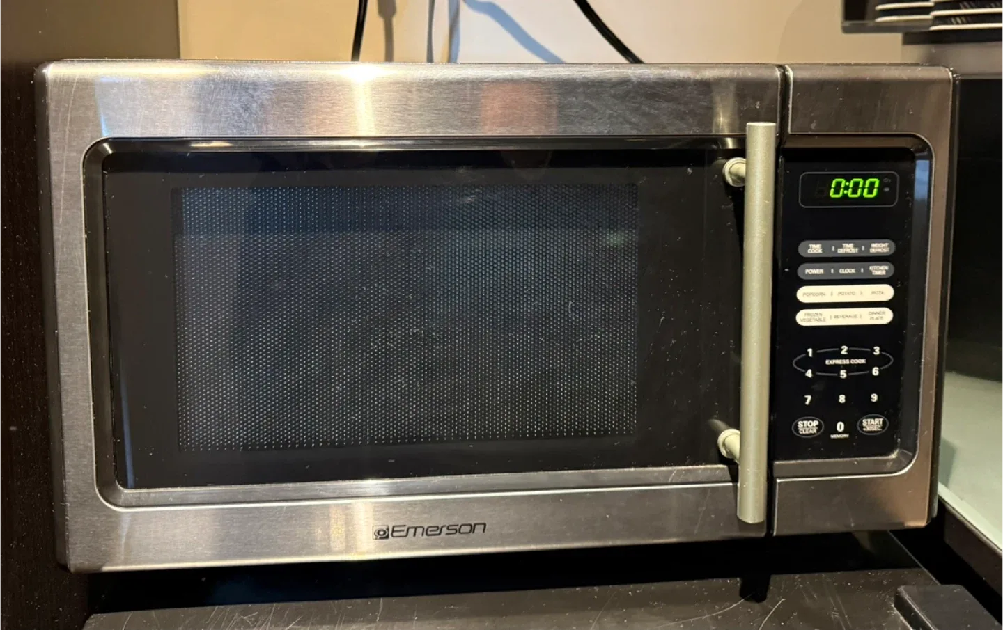 Emerson 900 Watts Microwave Oven