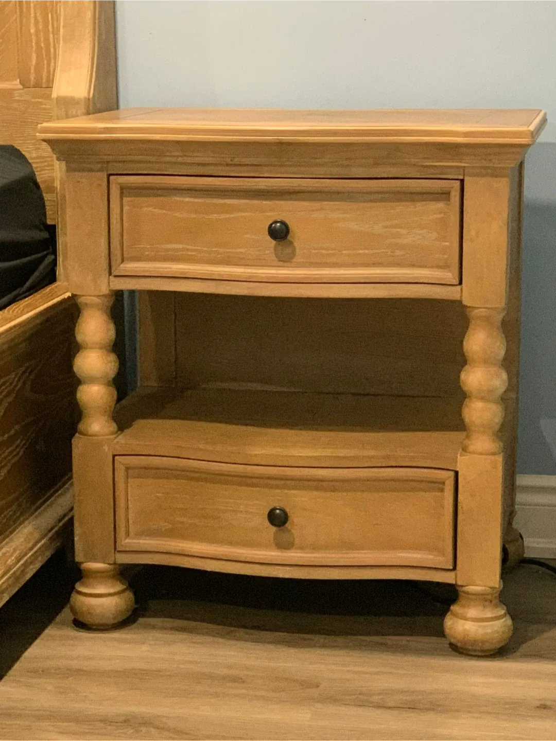 Queen Ashley bed set image indicator(3)