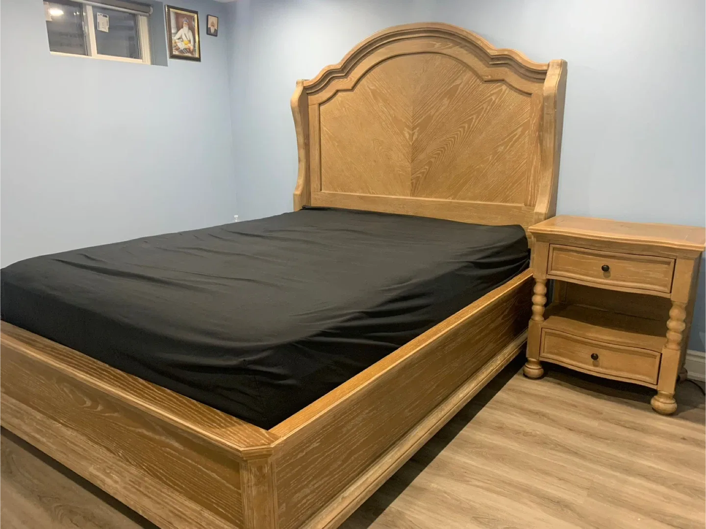 Queen Ashley bed set image indicator(2)