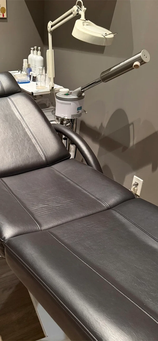 Black Leather Esthetician Bed / Facial Treatment Table