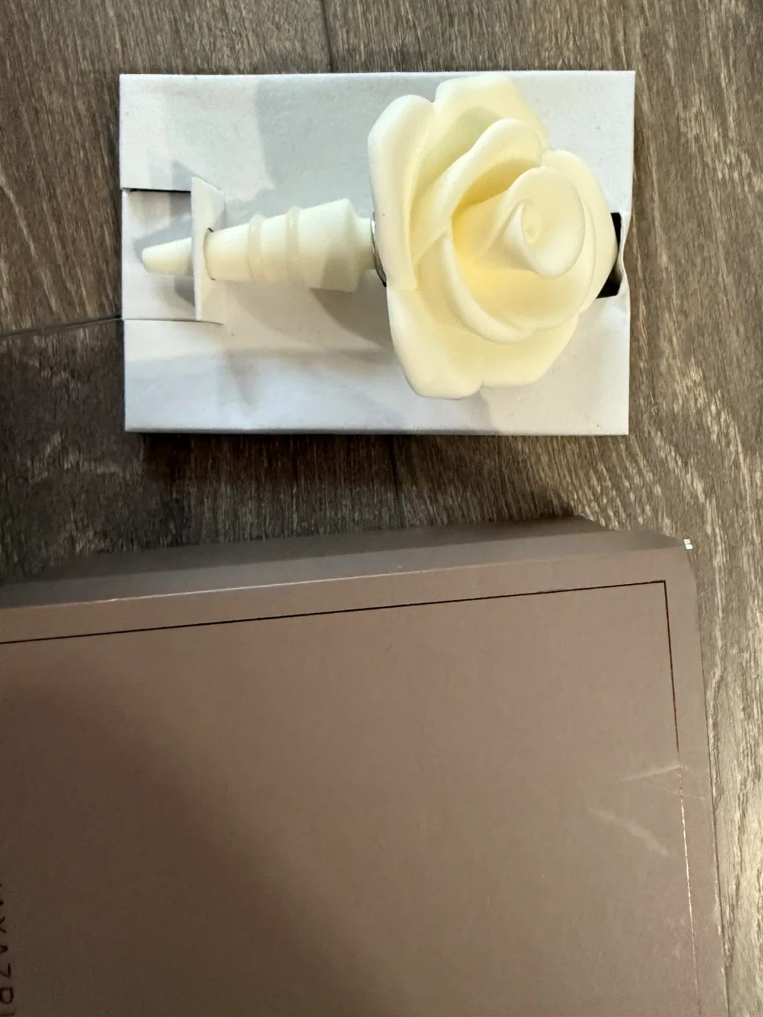 BCBGMAXAZRIA White Rose Bottle Stopper - New in Box! image indicator(3)