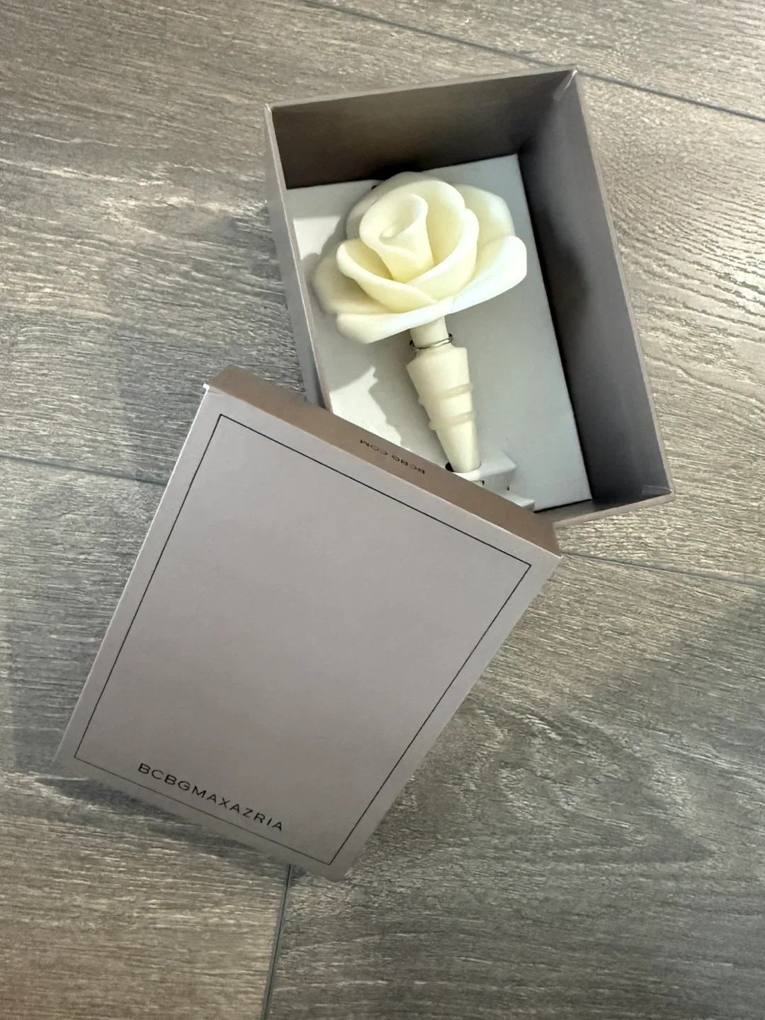 BCBGMAXAZRIA White Rose Bottle Stopper - New in Box! image indicator(2)