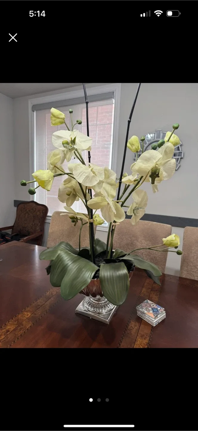 Floral Arrangement in Silver Vase image indicator(2)