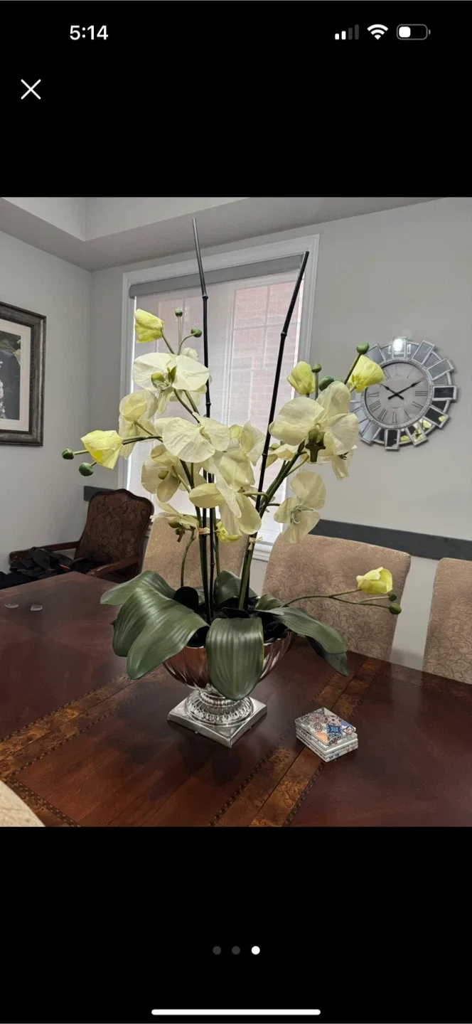 Floral Arrangement in Silver Vase image indicator(4)