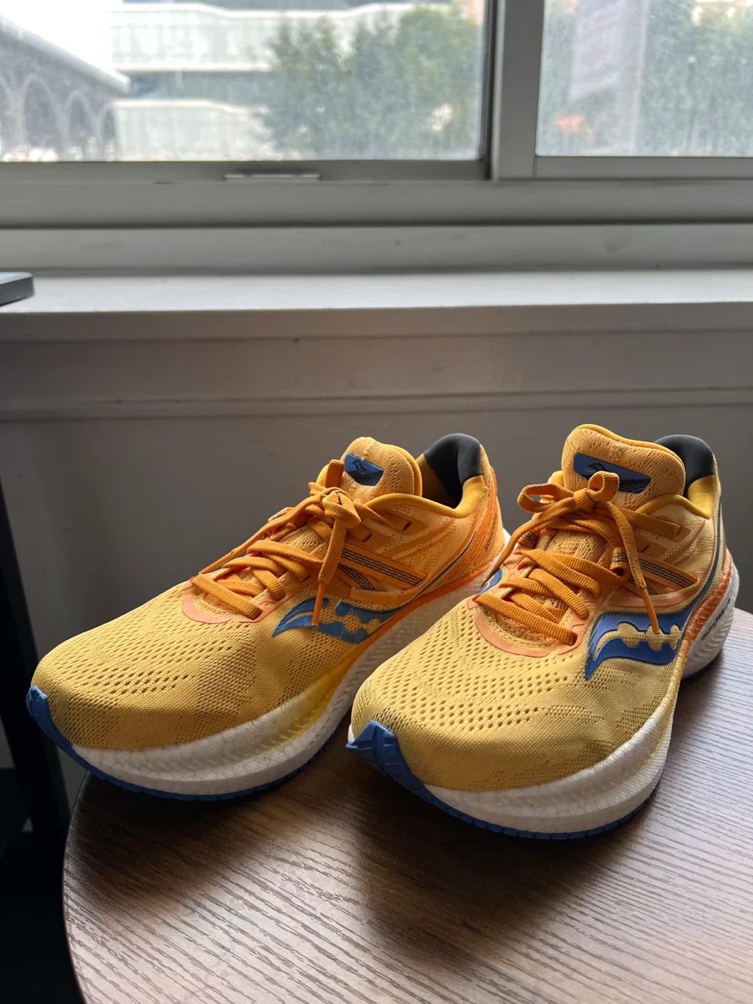 SIZE 8.5 Saucony Triumph 20 Running Shoes -MOVING OUT SALE ✈️ image indicator(6)