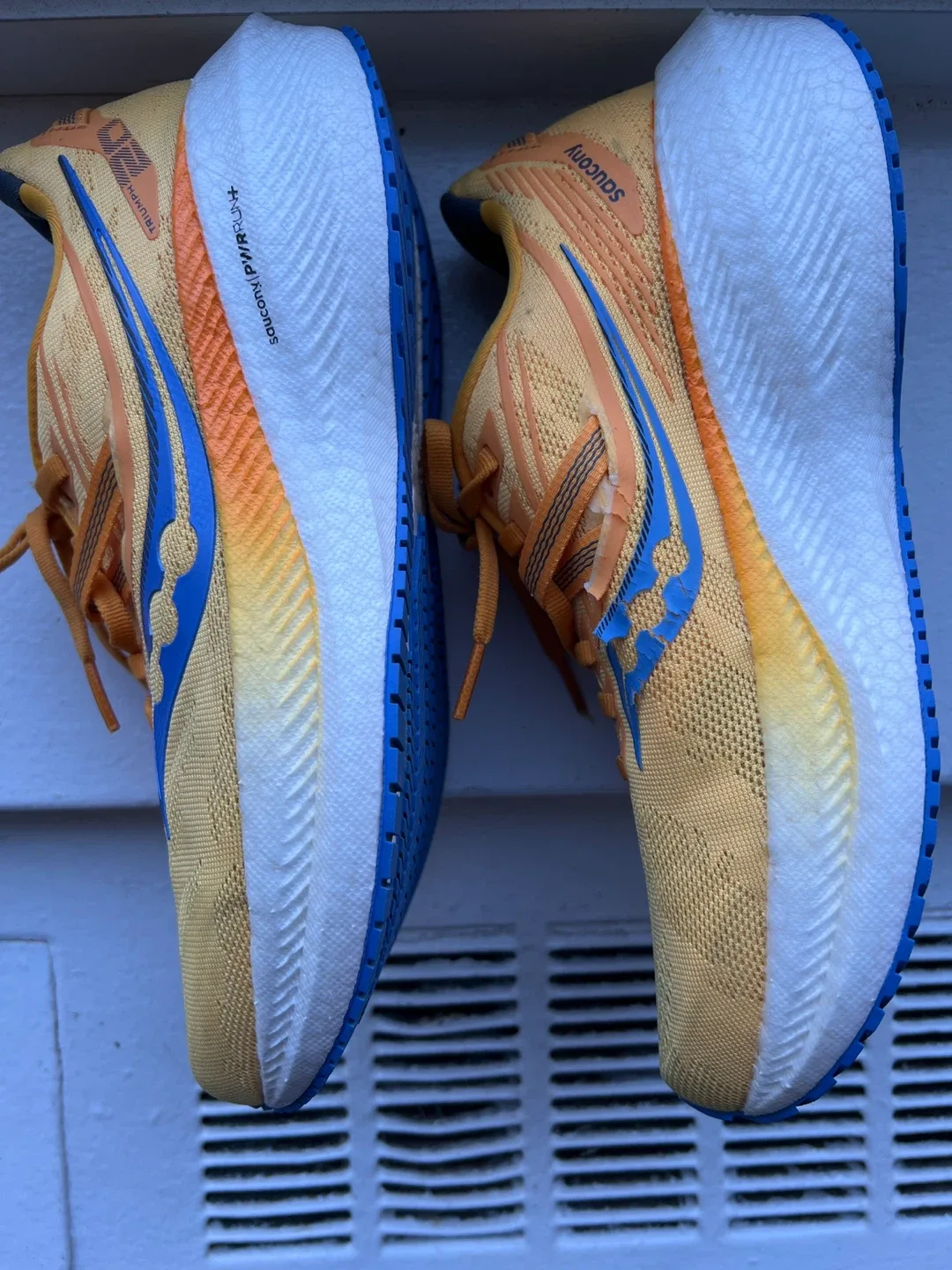 SIZE 8.5 Saucony Triumph 20 Running Shoes -MOVING OUT SALE ✈️ image indicator(7)