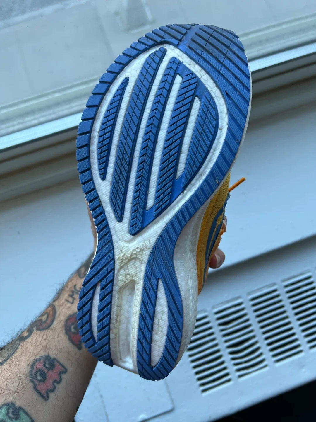 SIZE 8.5 Saucony Triumph 20 Running Shoes -MOVING OUT SALE ✈️ image indicator(8)