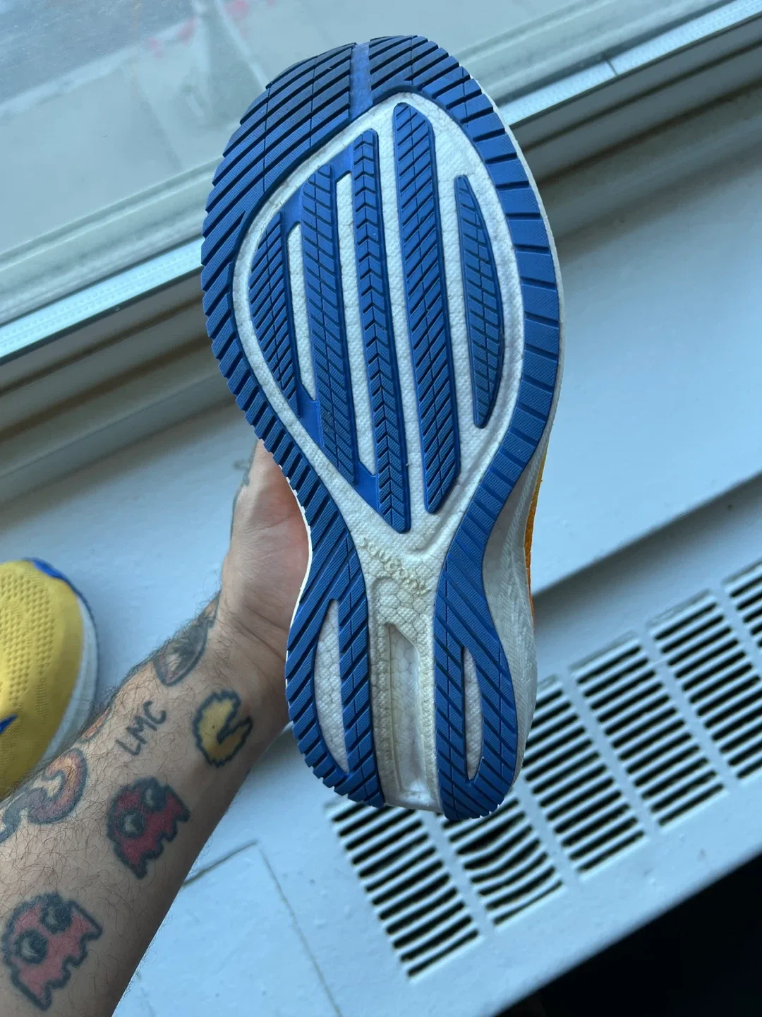 SIZE 8.5 Saucony Triumph 20 Running Shoes -MOVING OUT SALE ✈️ image indicator(9)