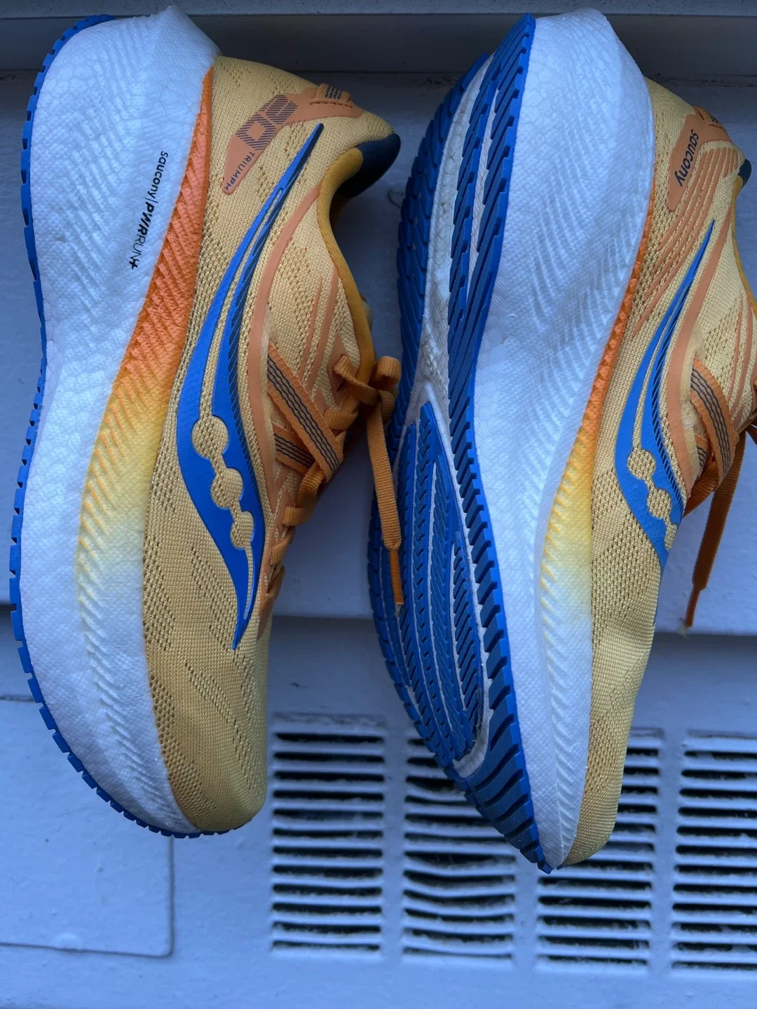 SIZE 8.5 Saucony Triumph 20 Running Shoes -MOVING OUT SALE ✈️ image indicator(10)