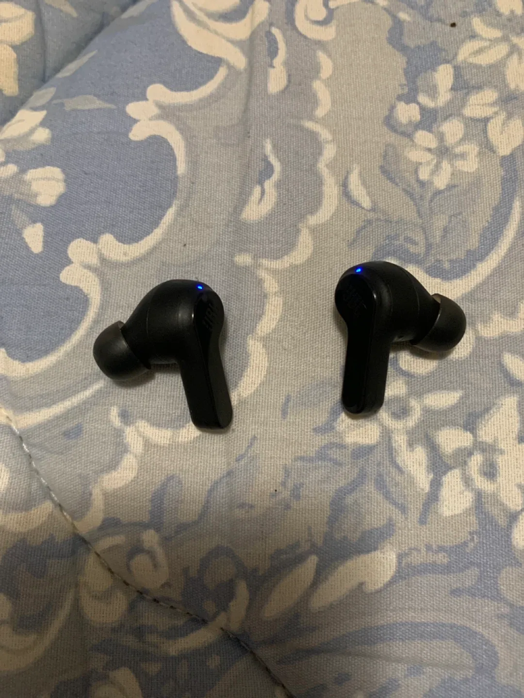 JBL Black Wireless Earbuds image indicator(2)