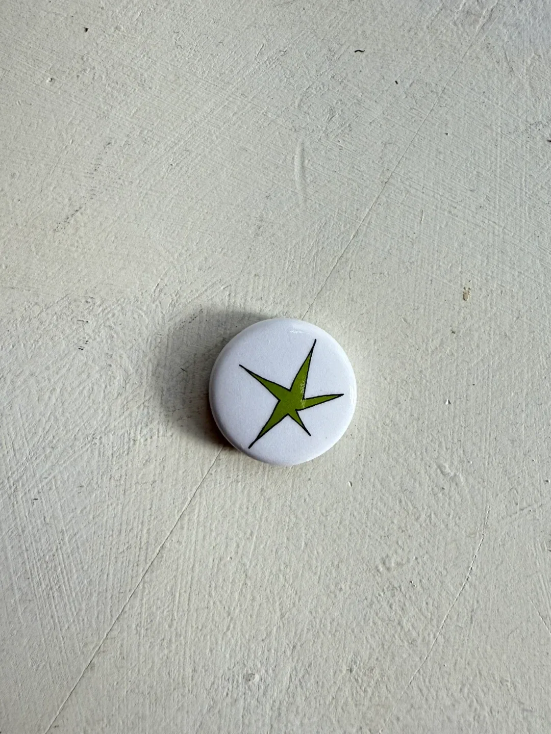 Small round green star magnet