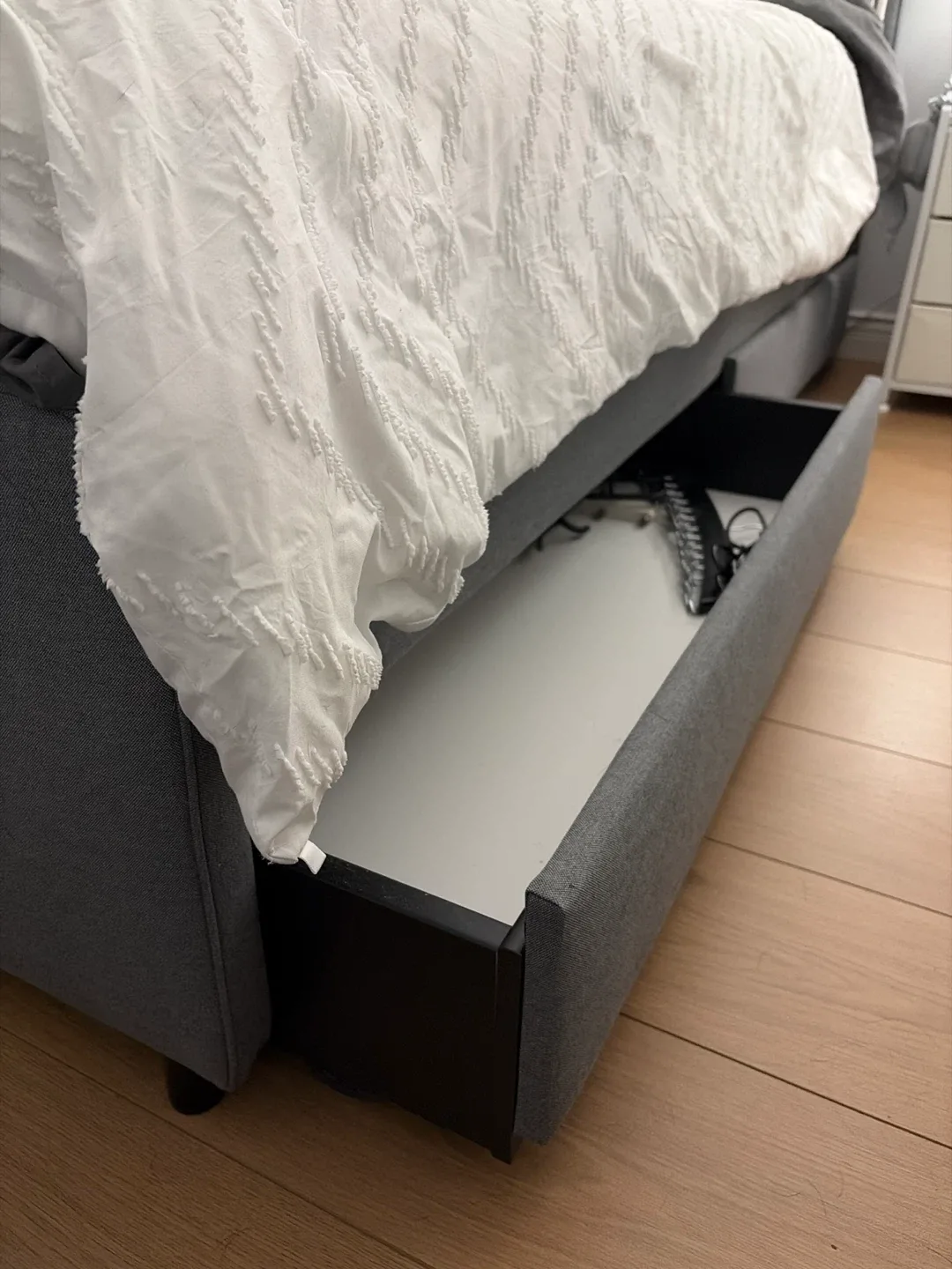 Queen Bed w Headboard + Storage Drawers image indicator(4)