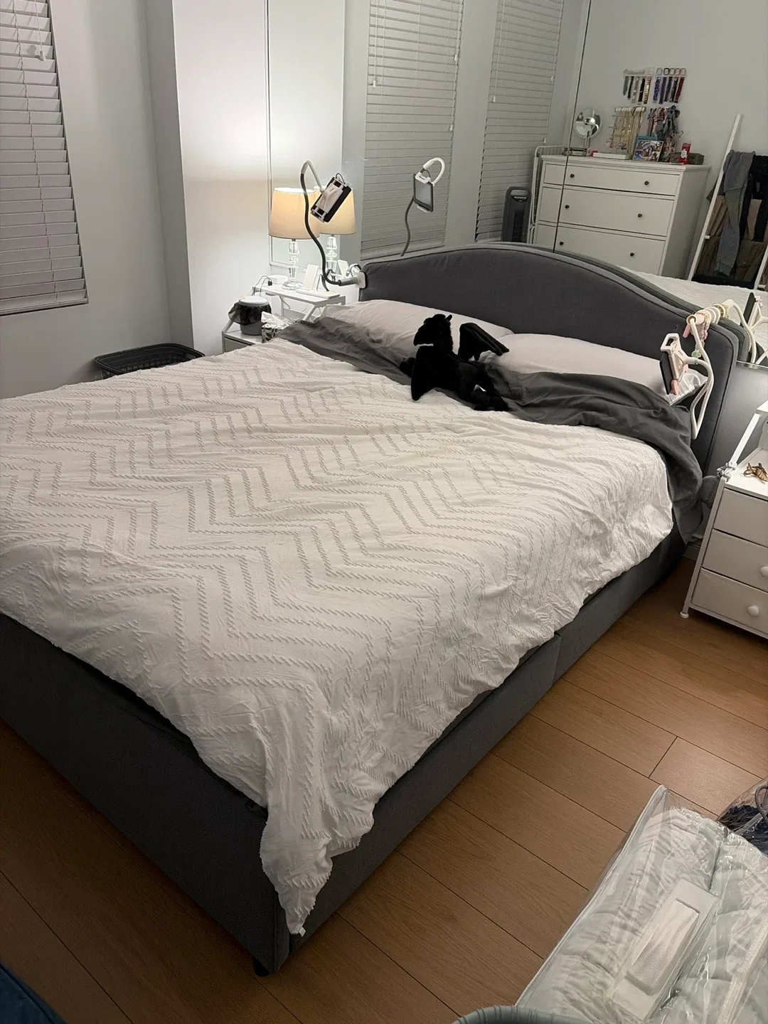 Queen Bed w Headboard + Storage Drawers image indicator(3)