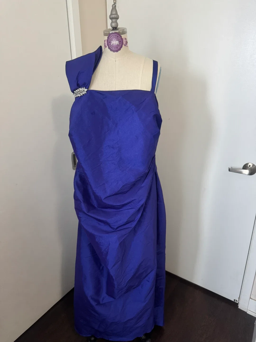 Ladies, Stunning Beautiful, Plus Size 18w evening dress image indicator(2)